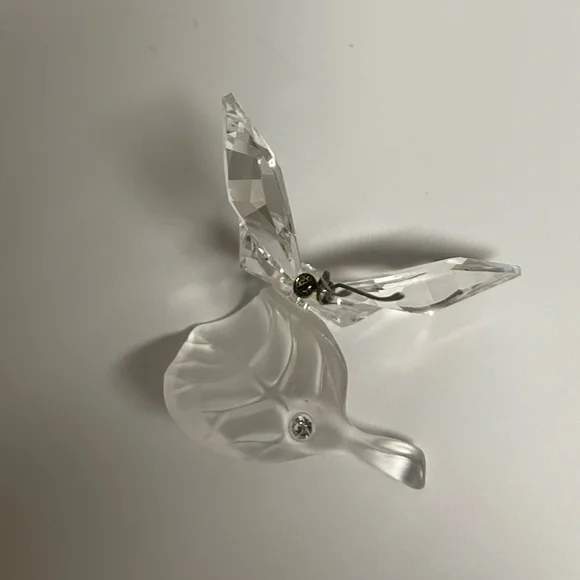 Swarovski Crystal Butterfly on Frosted Leaf Figurine. - Picture 4 of 6